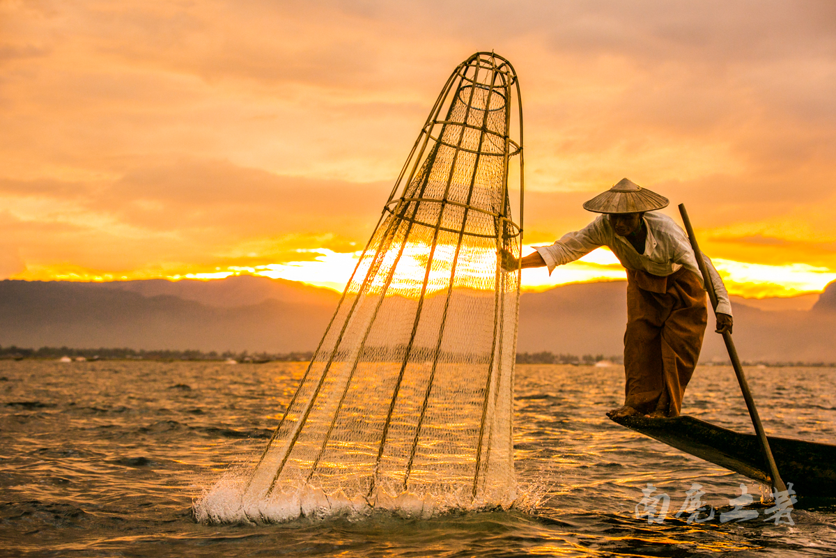 白洋淀渔民使用古老方式捕鱼