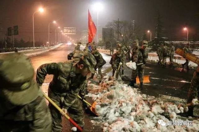 为应对后续的雨雪天气东部战区陆军驻苏皖部队正严阵以待随时做好出动