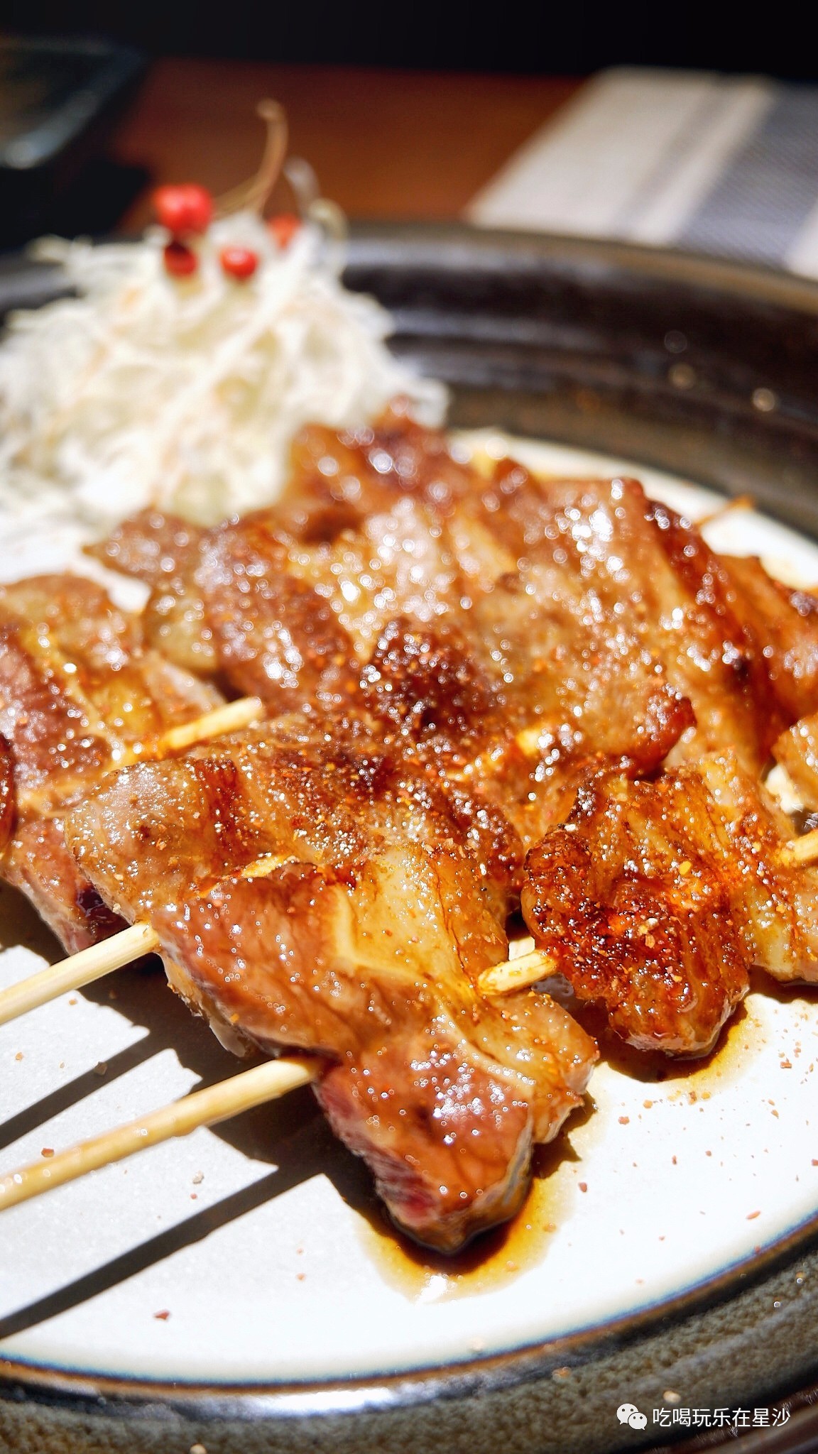串烧五花肉相对于鸡肉串,小编更喜欢鸡软骨,它的口感更丰富,又嫩的