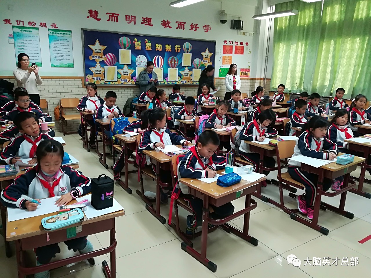 北京陈经纶小学校服图片