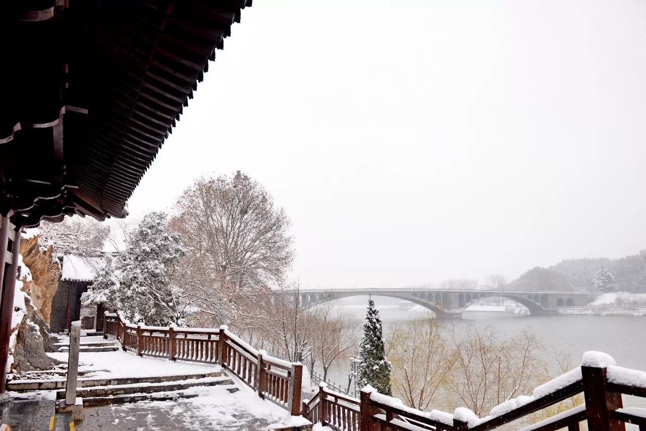 龙门石窟雪景图片