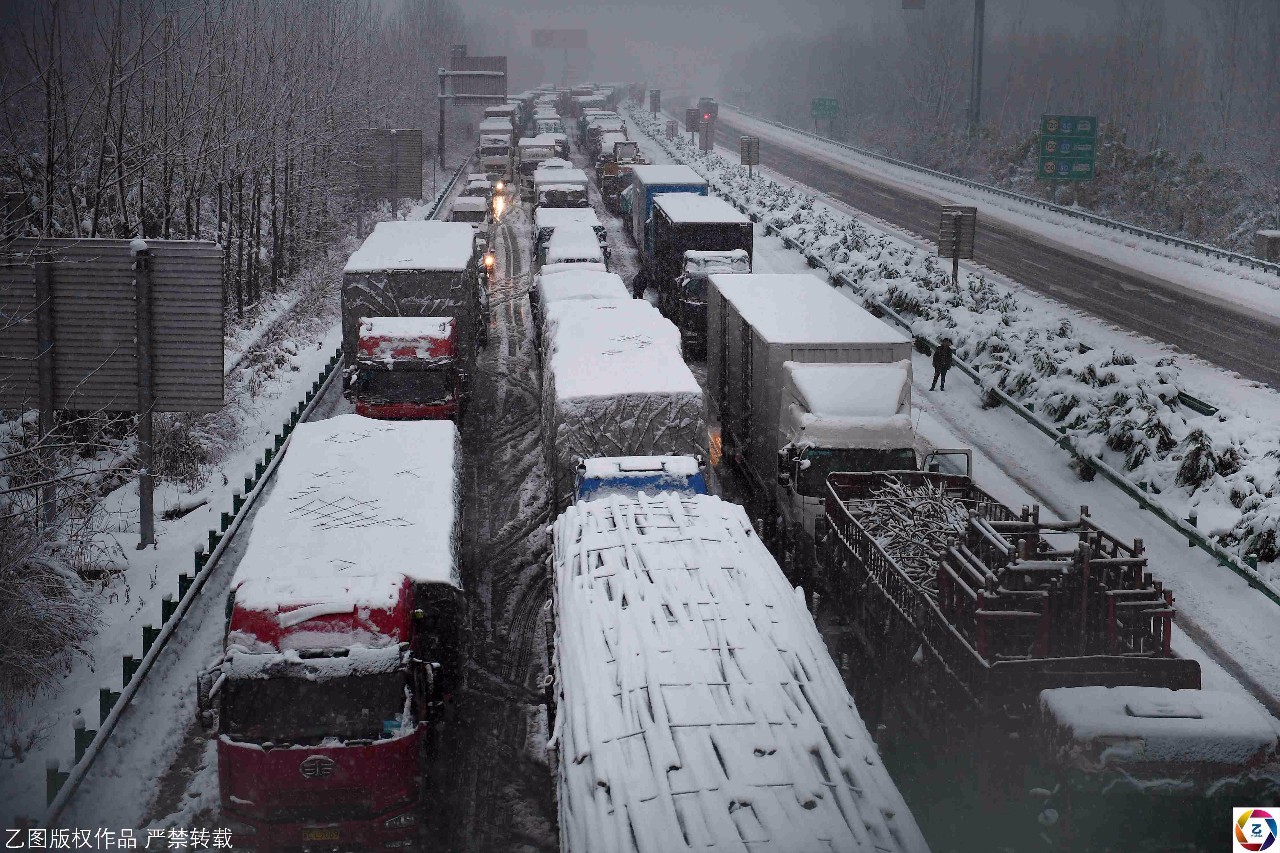 暴雪致道路結(jié)冰，高速車輛擁堵十幾小時