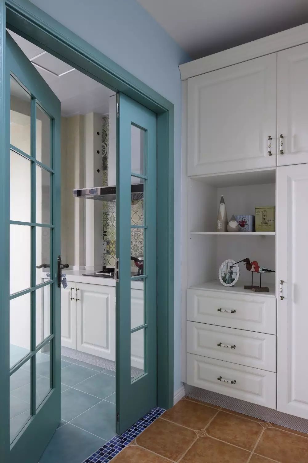 蓝色的厨房门,与复古的地砖结合,效果显得稳重安静又高档
