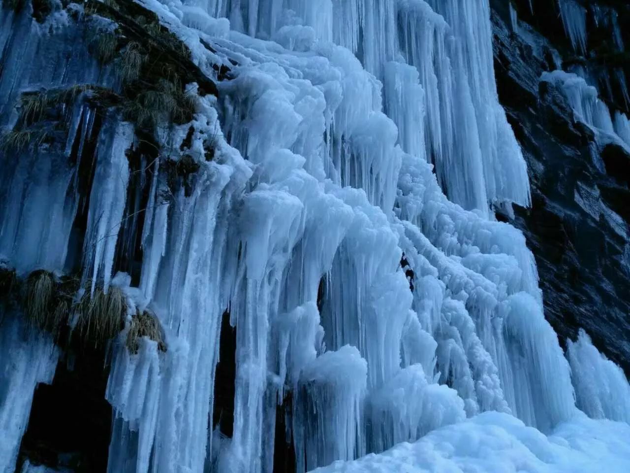 探寻亚洲第一大冰瀑感受冰雪世界带给你梦幻的震撼