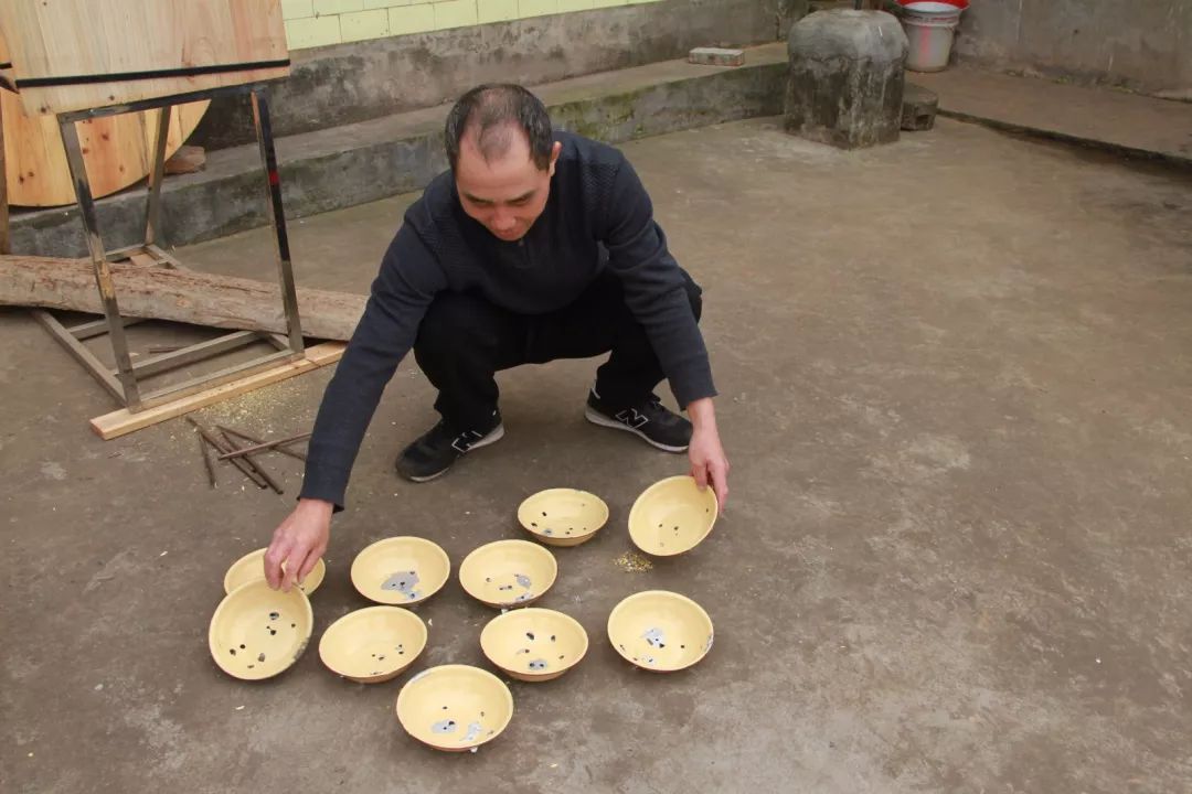 居然能夠用 筷子射穿 他就是四川省江安縣水清鎮板栗村的 中國