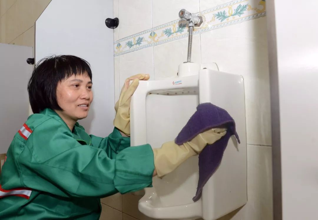 保洁员杨梅正在进行公厕清洁2003年,杨梅成为公厕保洁员,与另两位工友