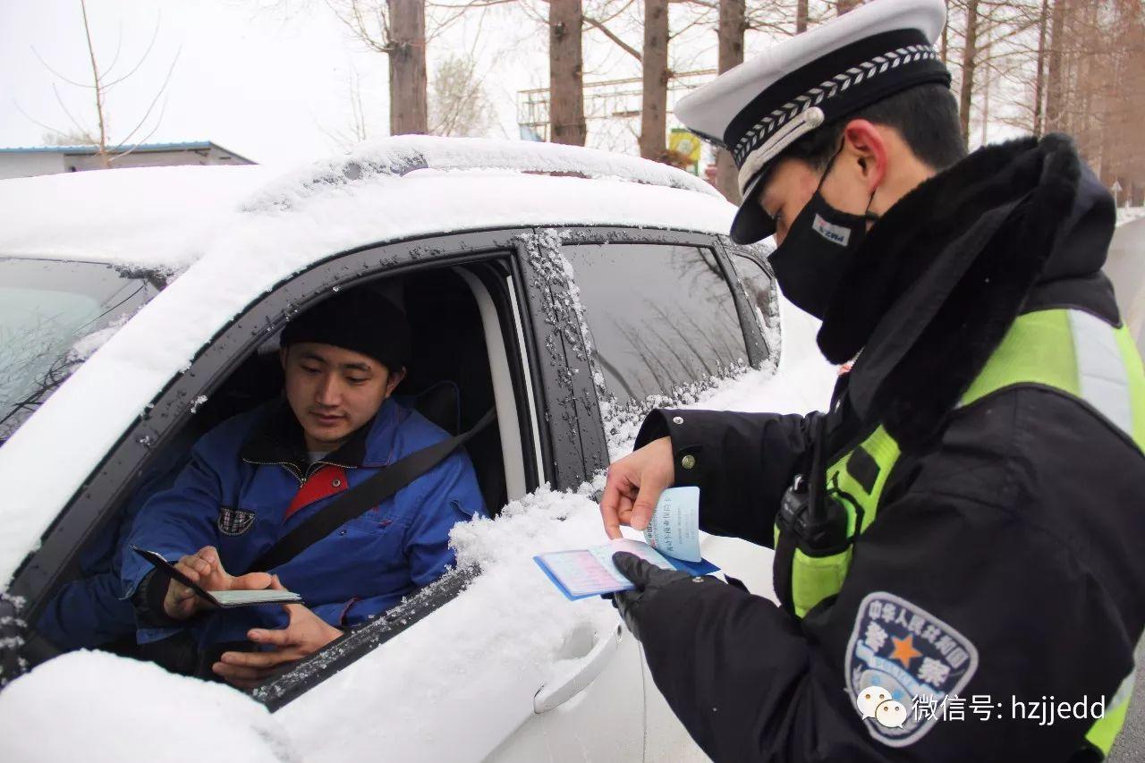 不畏嚴寒保平安展現最亮麗交警二大隊雪天執勤保暢通