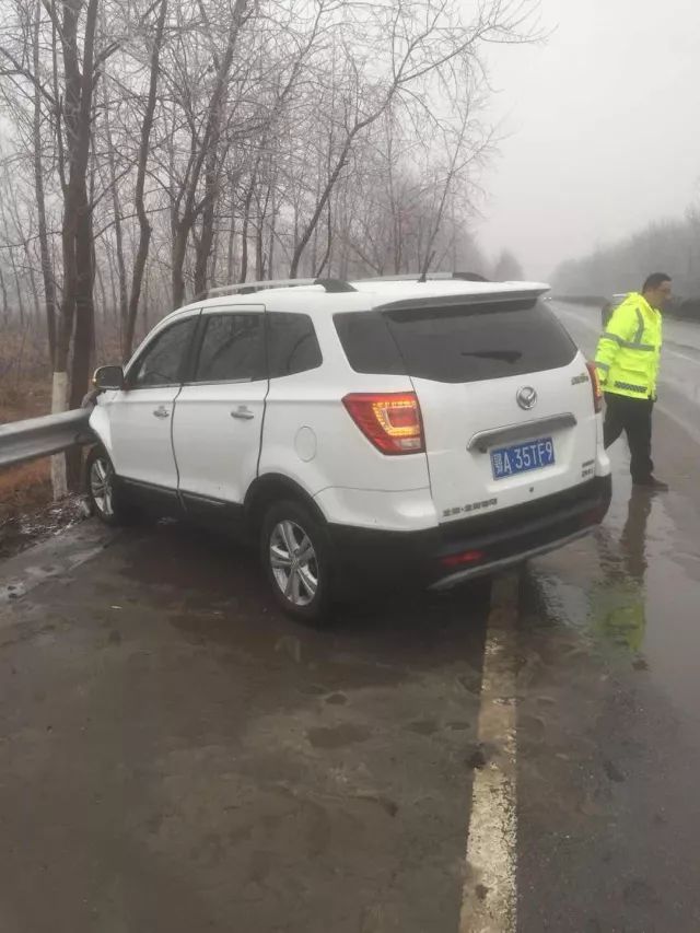 雪地车祸图片