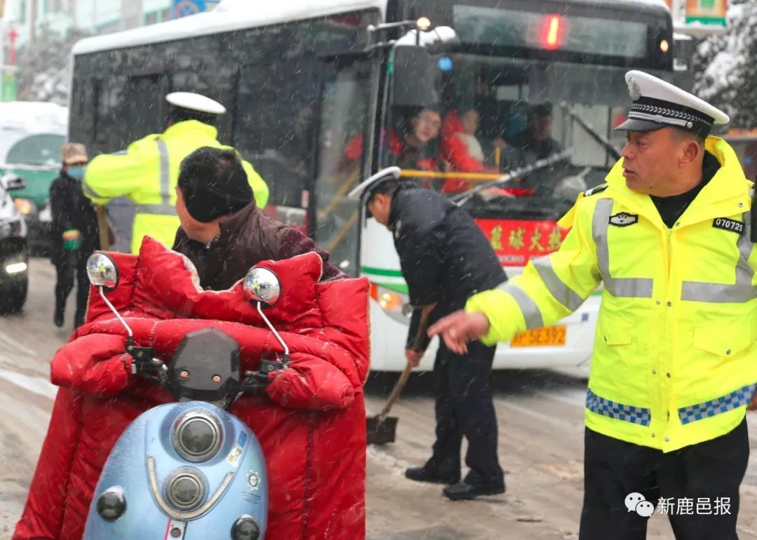 為了應對降雪,鹿邑縣公安局啟動了應急預案.