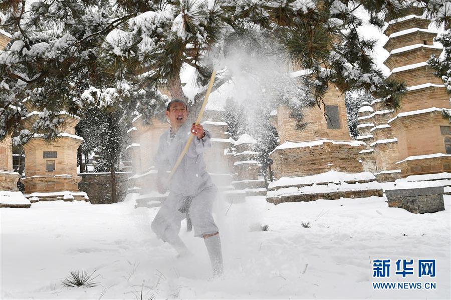 少林寺武僧雪中展绝技