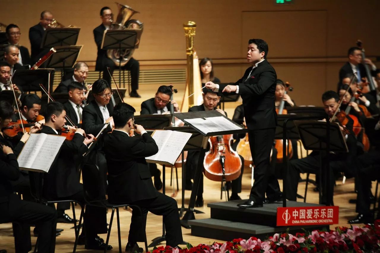 音乐会准时开始,由青年指挥家黄屹执棒,中国爱乐乐团演奏了《节日序曲