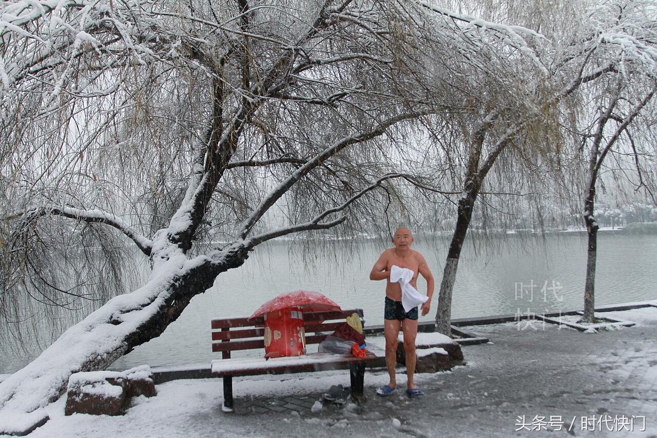 1月4日上午8点,暴雪后的包河公园一位70多岁的老人,只着汗衫短裤,精神