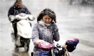 2,保持低速行驶雪天路面湿滑,骑自行车和电动车要减速慢行,保持低速