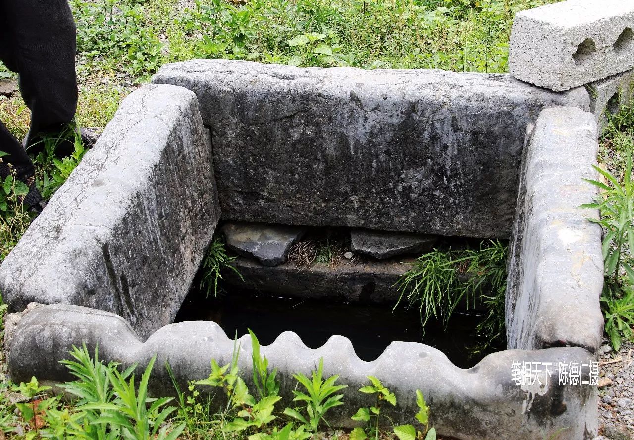 湾龙水井历经风雨的凹槽可追寻到汉代以前的文化和历史说它是汉代古井