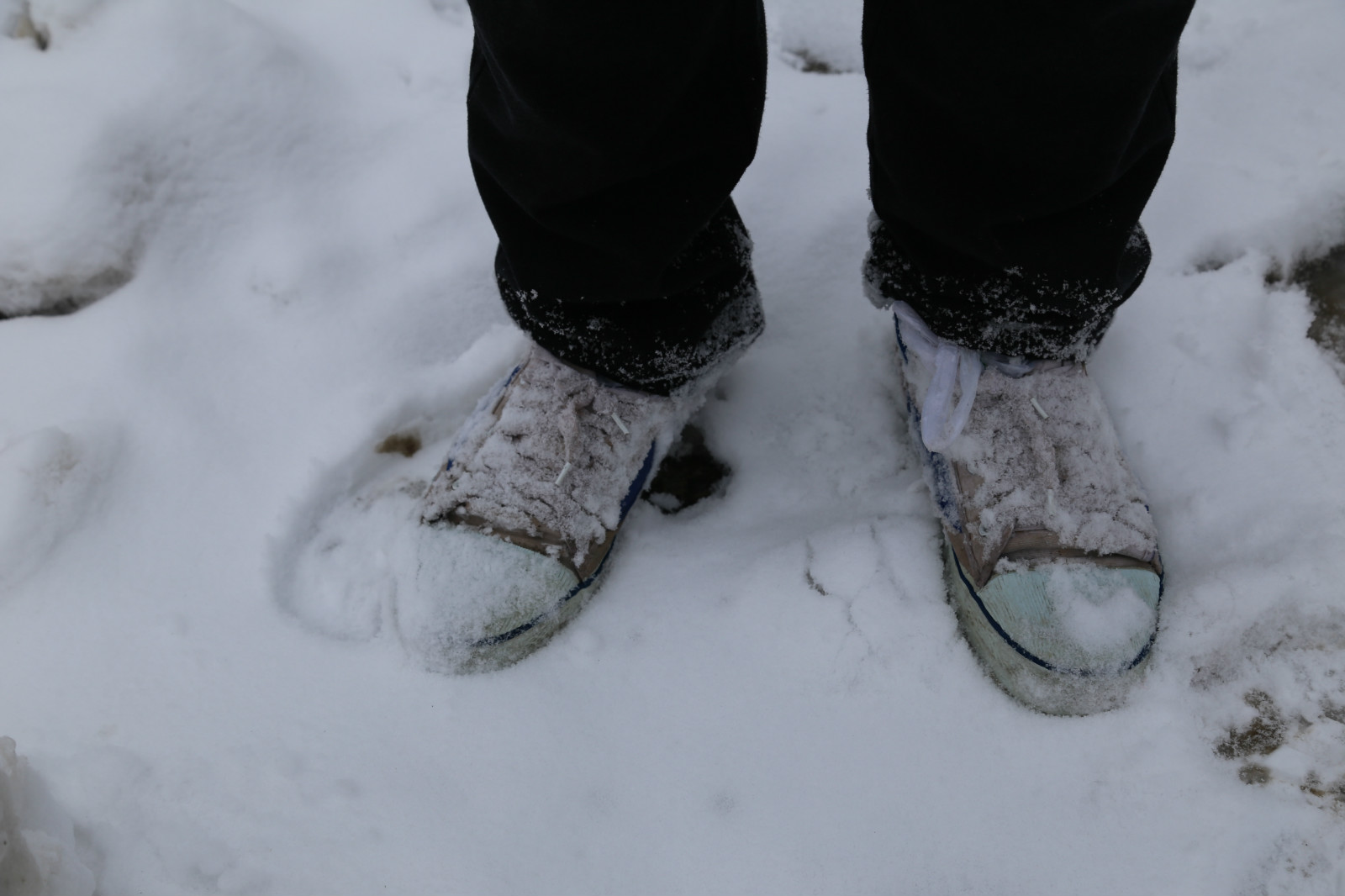 赤脚走雪地脚冻成冰图片