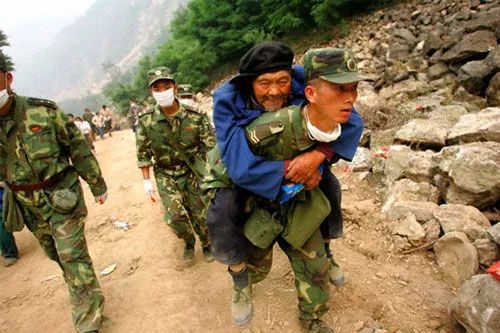 中國發生了汶川大地震,美國人難以理解,解放軍為什麼不攜帶武器就進入