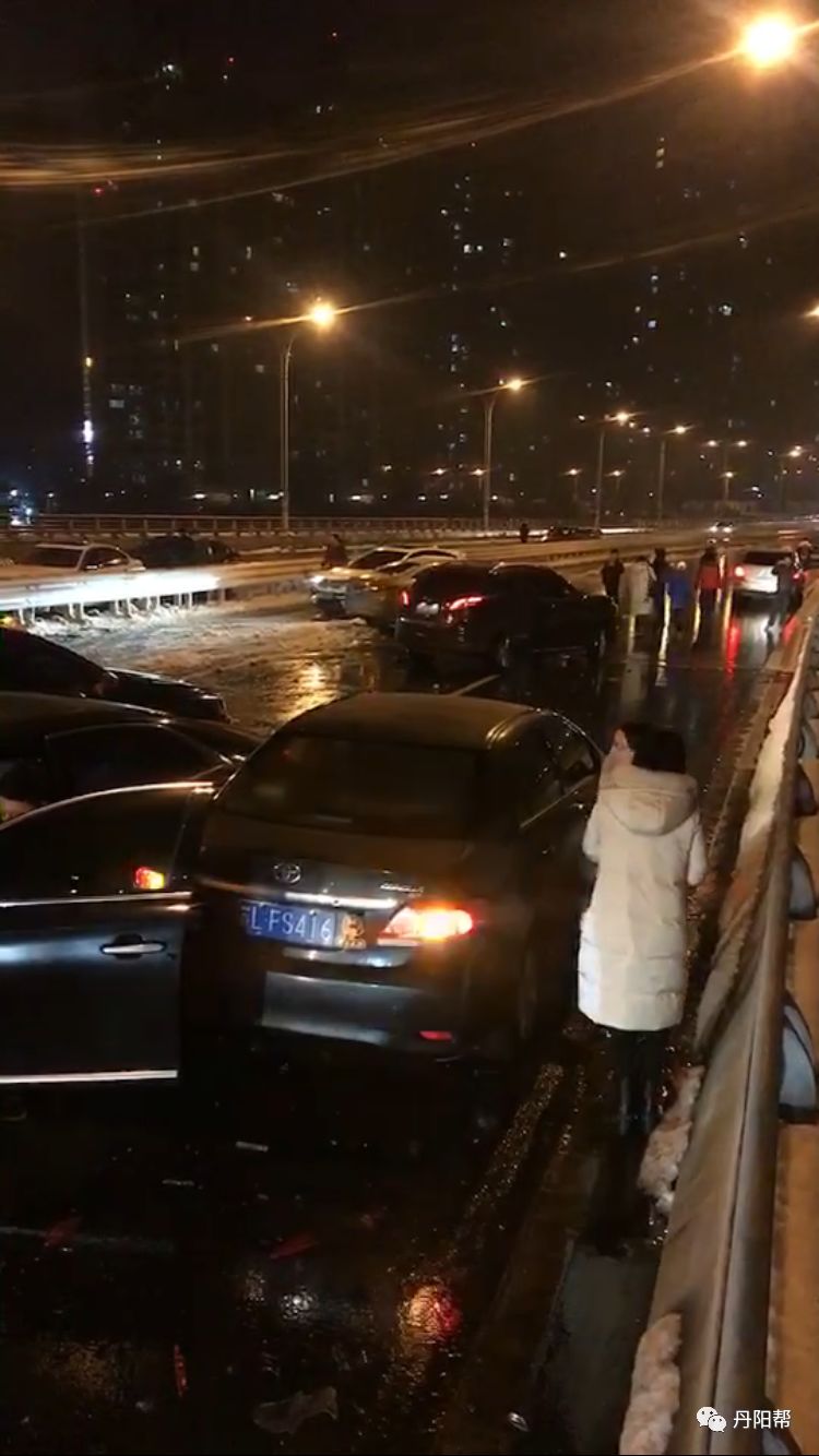 现场照片昨天晚上,丹阳南二环大桥多车连环相撞事故的小视频刷爆了