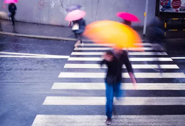 下雨感慨说说心情 适合雨天发的简短句子