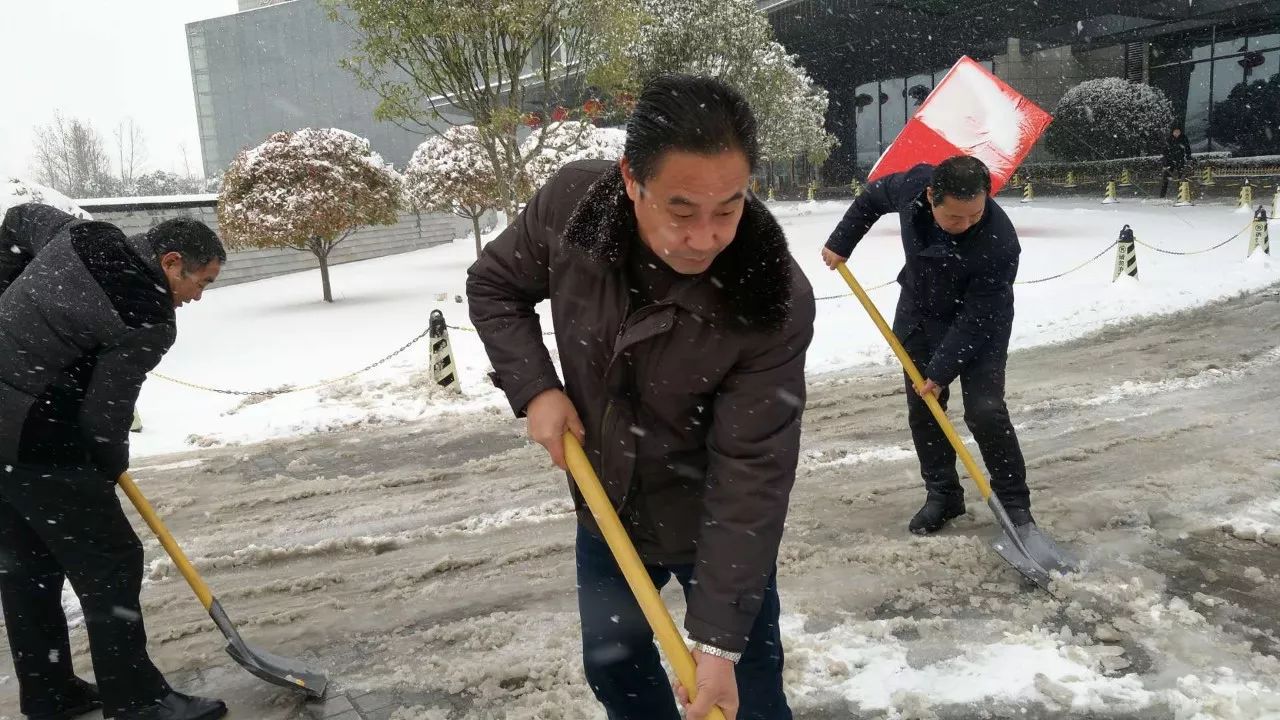 供水公司领导邵伟,曹辉,徐怀光等带头劳动人多力量大 心齐行动快机械