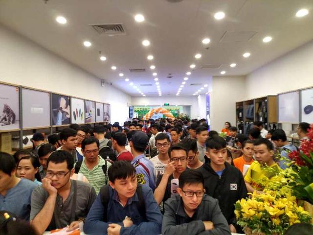 越南第一家小米授权店正式开业：人山人海