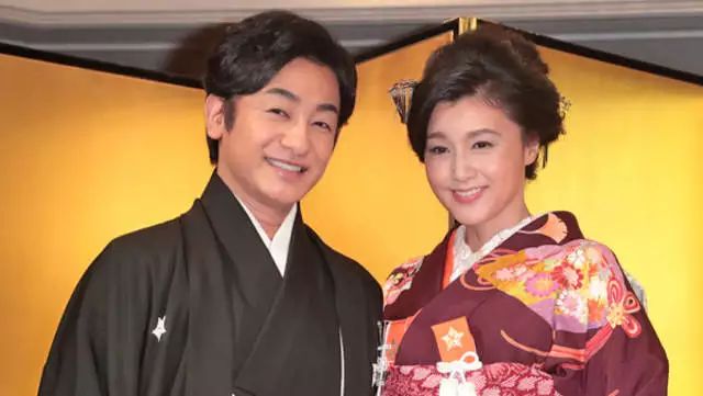 片冈爱之助是日本著名歌舞伎演员,为人谦逊,但曾被日媒指出与妻子藤原