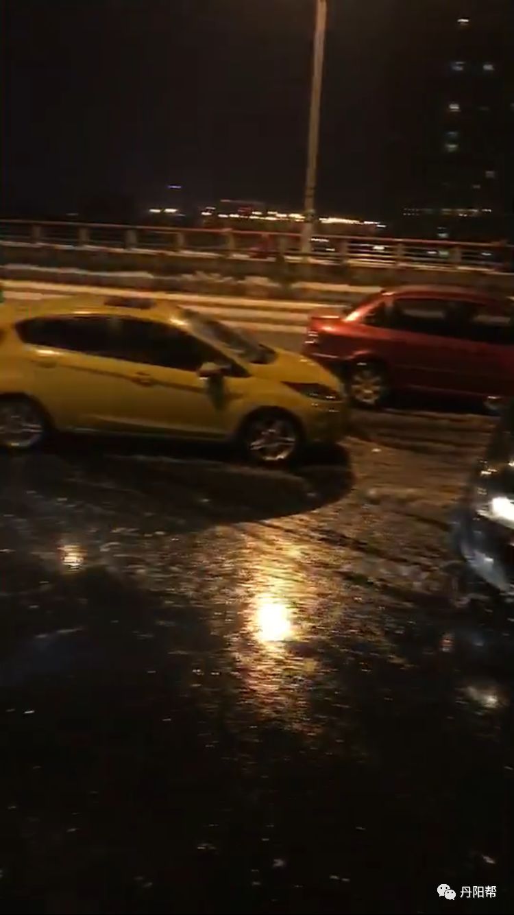 现场照片昨天晚上,丹阳南二环大桥多车连环相撞事故的小视频刷爆了