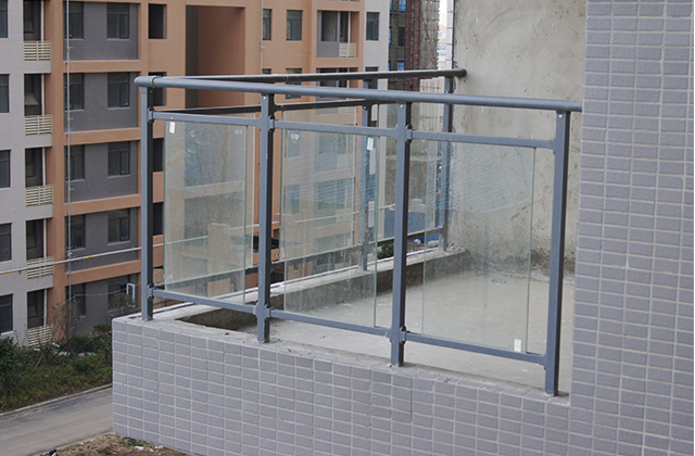 玻璃阳台护栏如何安装