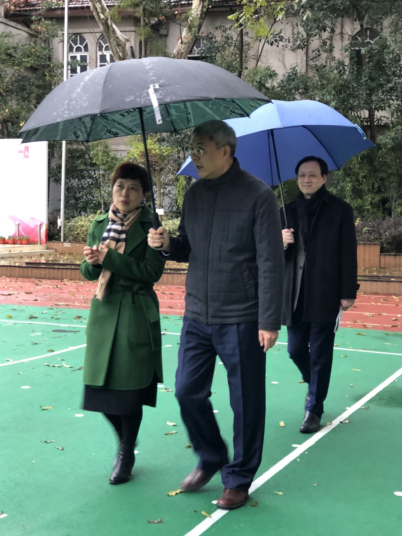 市委副書記尹弘關心民辦教育冒雨走訪愛菊小學