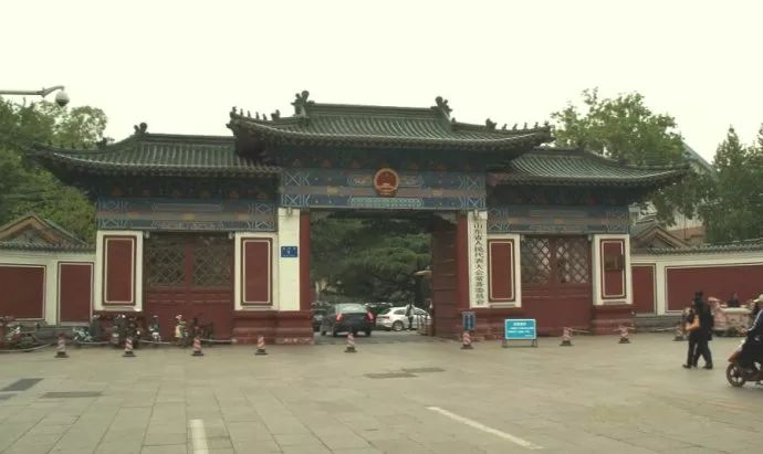 位于济南老城区中心的珍珠泉大院,据史料记载,最早在此建官邸的是金末