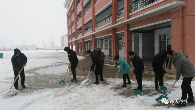 開發區毛莊中學黨支部組織黨員開展我為校園除雪作貢獻活動