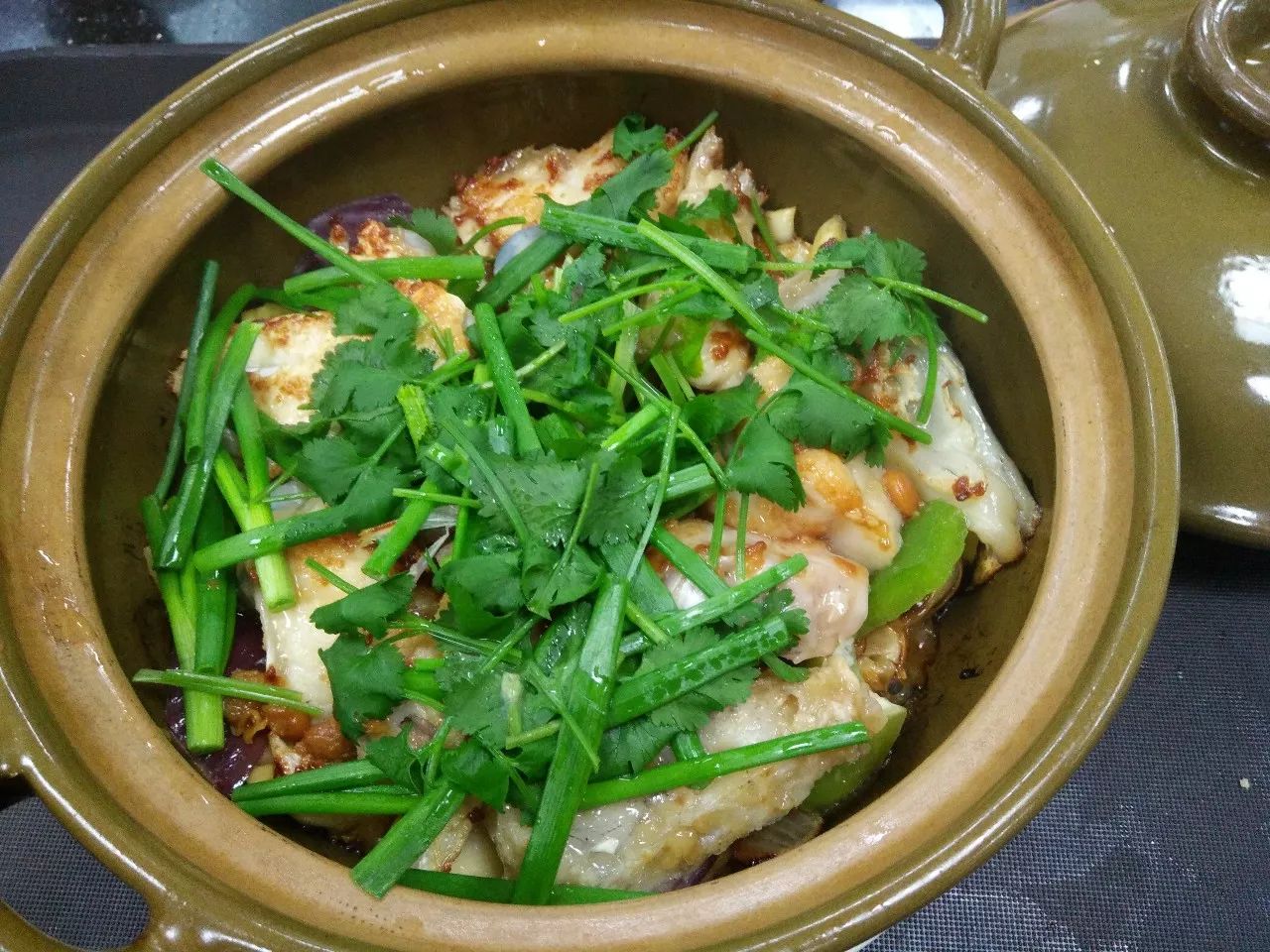 用白萝卜做汤,再加蛋角和客家酿豆腐,蛋角里的肉馅与豆腐吸入汤汁后