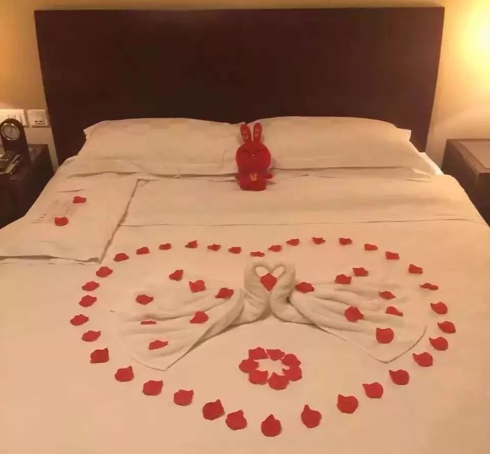 酒店客房创意主题夜床图片