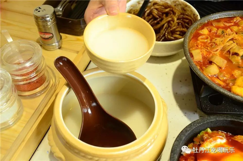 拌飯延邊特色炸醬麵使用的是延邊特有的一種麵條,配上老闆秘製醬料!