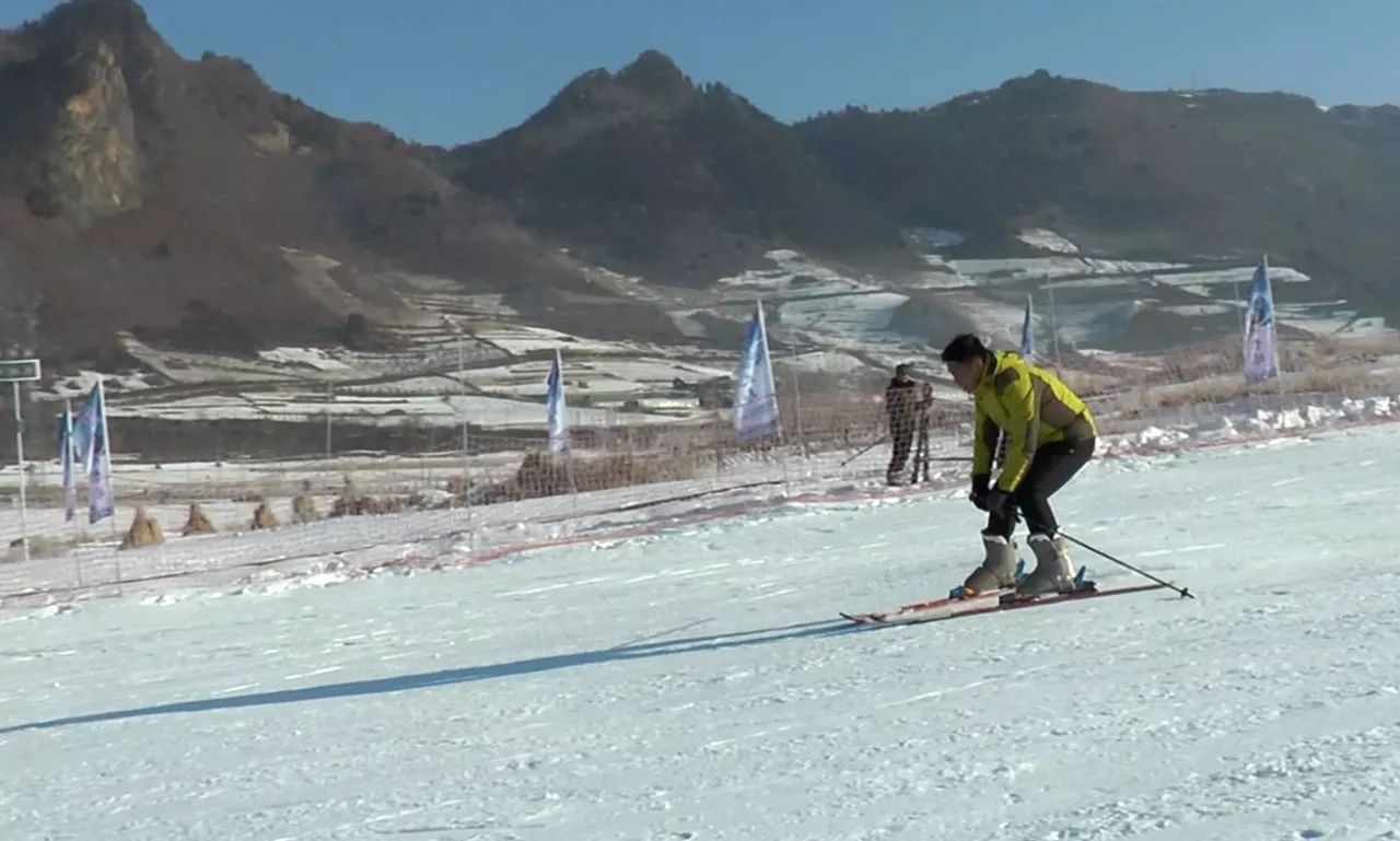 培训2018全市体育教师到龙头山滑雪场参加滑雪集训