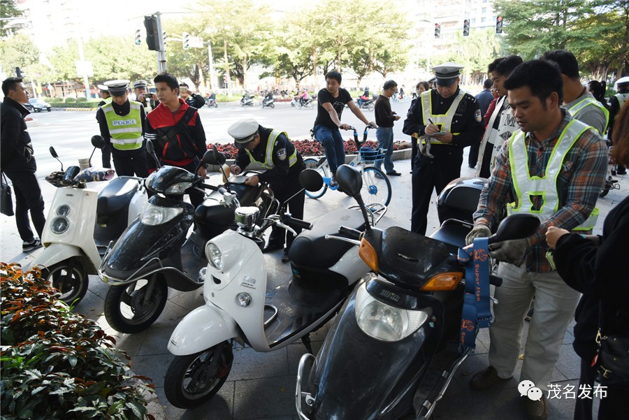 大部分摩托車(電動車)司機都能夠做到遵守交通規則行駛,更令人可喜的