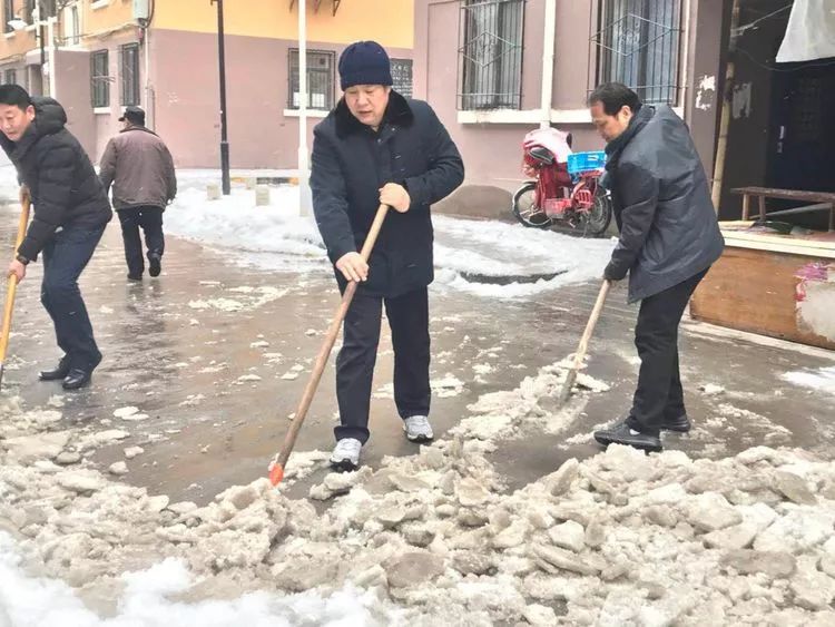 市局杨根民副局长到西后地公房小区参与除雪作业