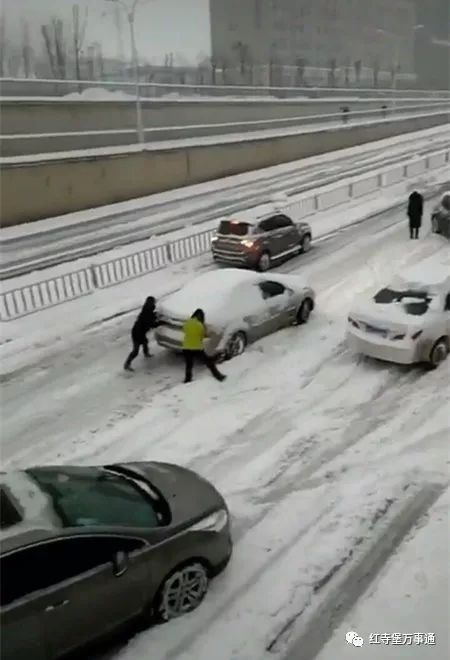 小編整理了一下下雪後朋友圈的各種車禍照片供大家參考,看能不能讓你