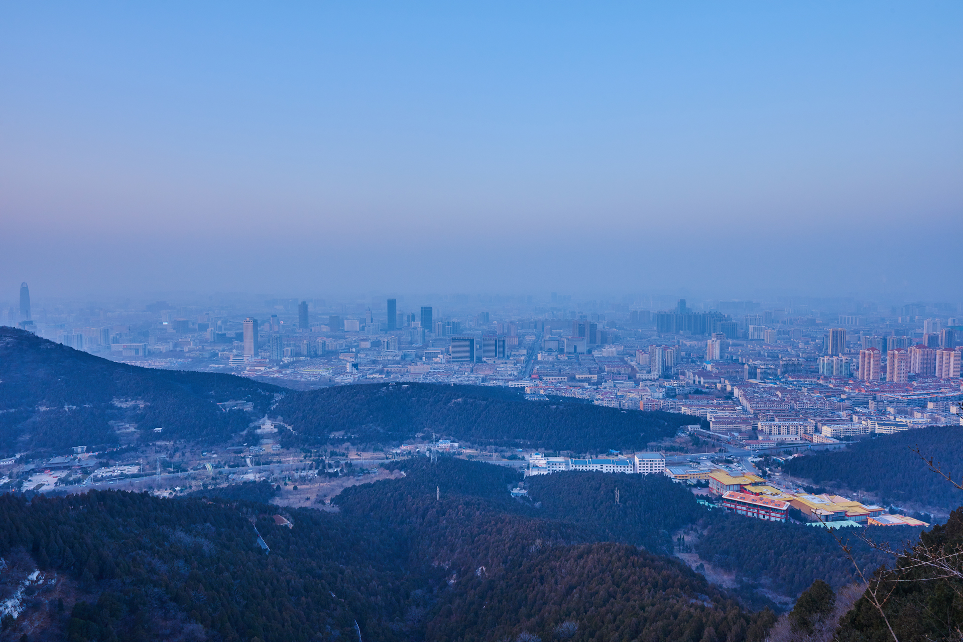 登上佛慧山俯瞰济南城市风光