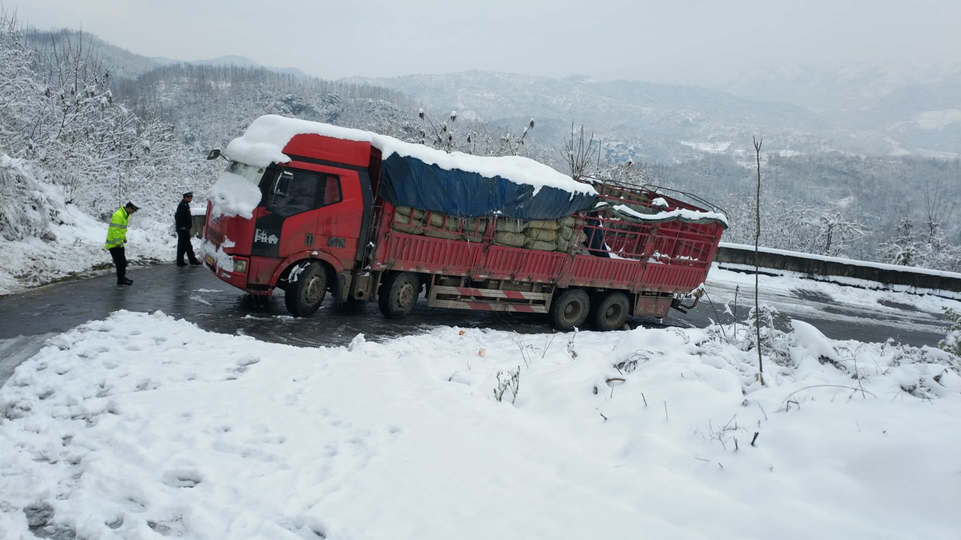 (通讯员张君)一重型货车送货途中,突遇大雪封山,车上河南籍,安徽籍