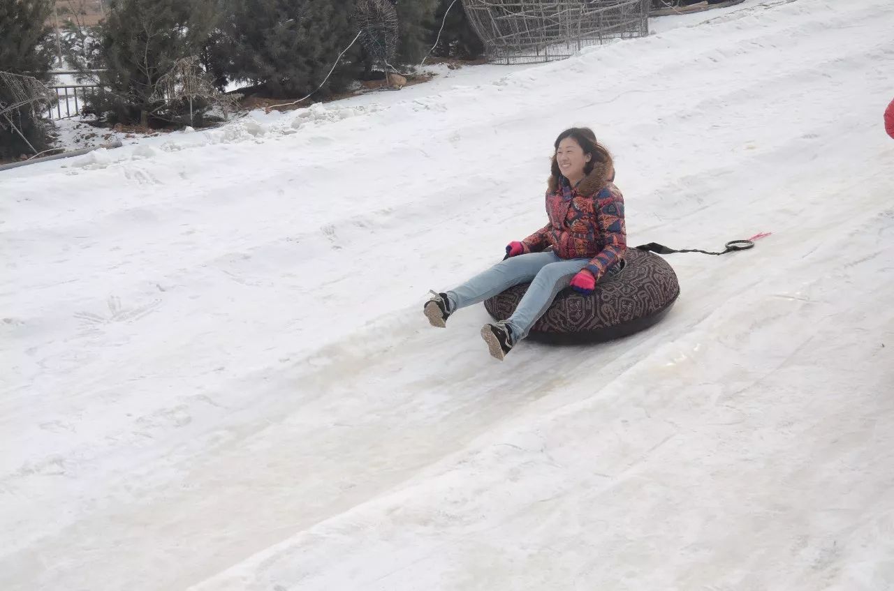 長大了也可以和好朋友一起在輪胎上滑雪