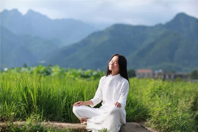 曾是國內當紅主持,二婚嫁章子怡力捧男演員,如今卻在山中修行