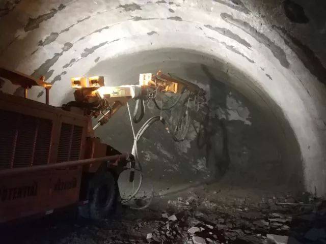 打山洞隧道机器图片