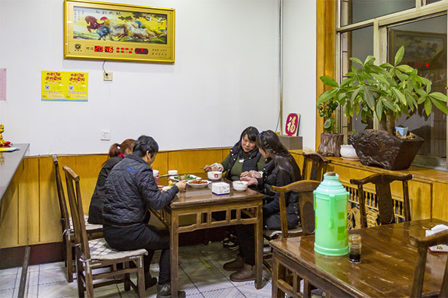 山西平定县:娘子关一城一味小饭店,夜班员工每人半斤酒,一盆面