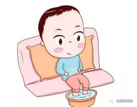 当然,中医常说的「脚暖头凉」的养生观念没错,每天为宝宝洗脚,通过对