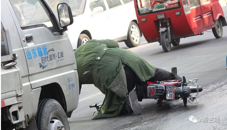 蘭陵人注意雪後路面結冰溼滑多人騎車摔倒