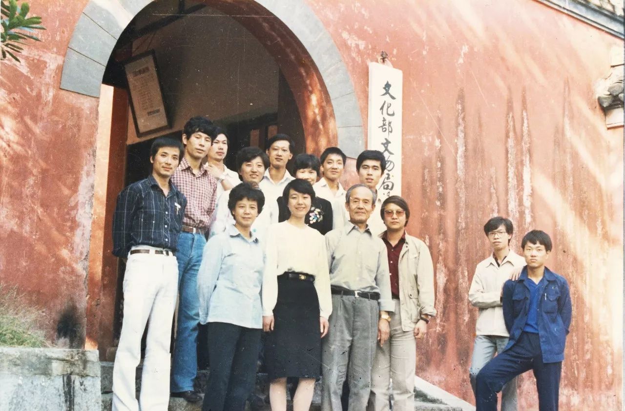 葉喆民先生在揚州文化部文物局舉辦的培訓班講學與學員合影1988年,在