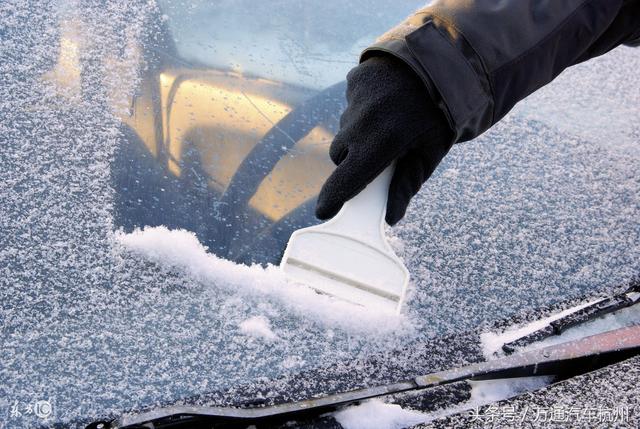 千万别用雨刮器除雪雪天汽车保养有技巧