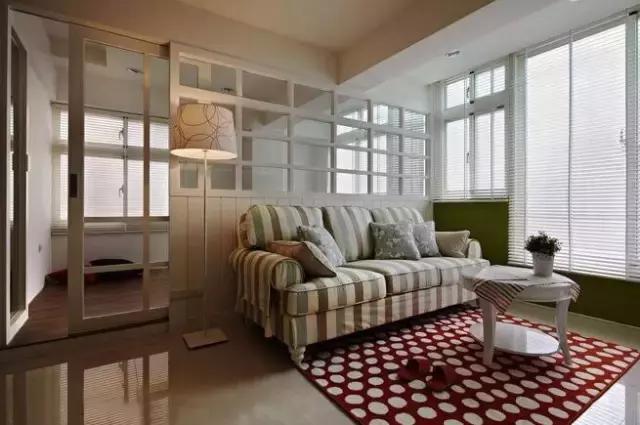 将沙发后面的墙面对称式设计隔断墙沙发隔开一个工作区大户型的客厅