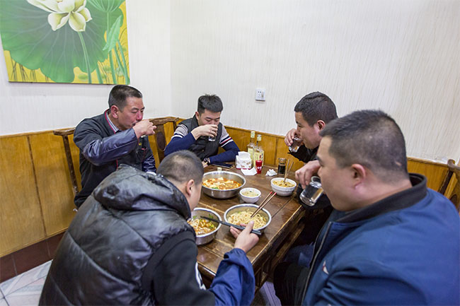 山西平定县:娘子关一城一味小饭店,夜班员工每人半斤酒,一盆面