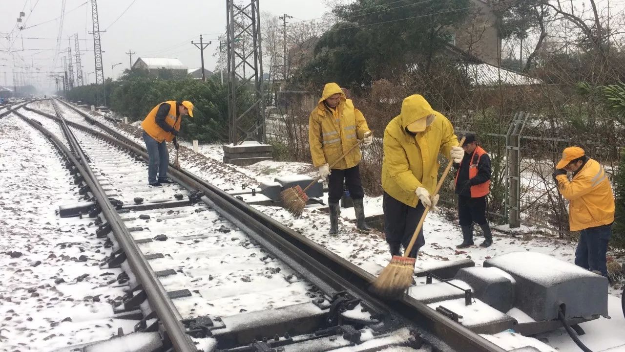 新安鎮站職工正在清掃積雪.